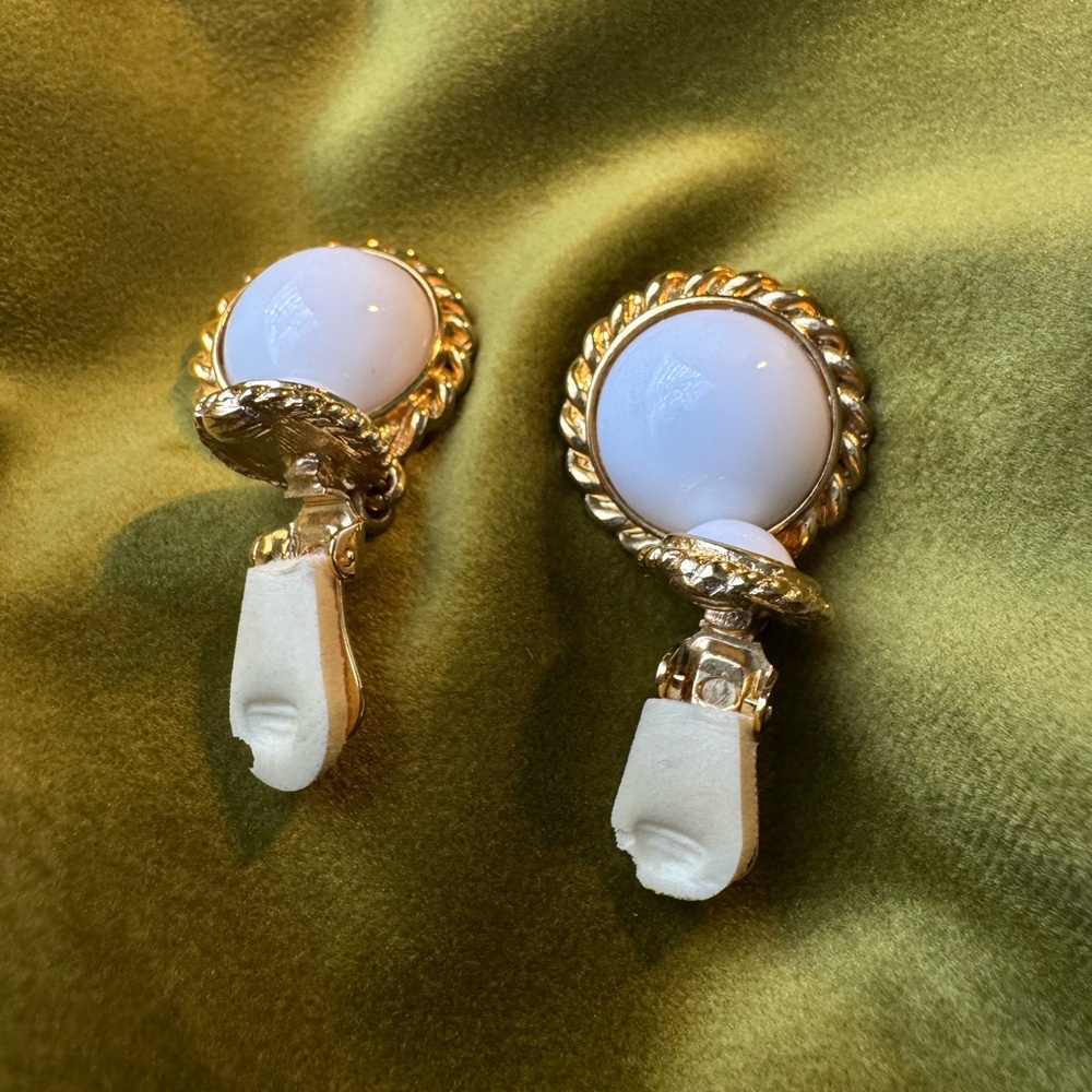 Kenneth Jay Lane Gold and White Statement Clip on Earrings - Picture 5 of 6